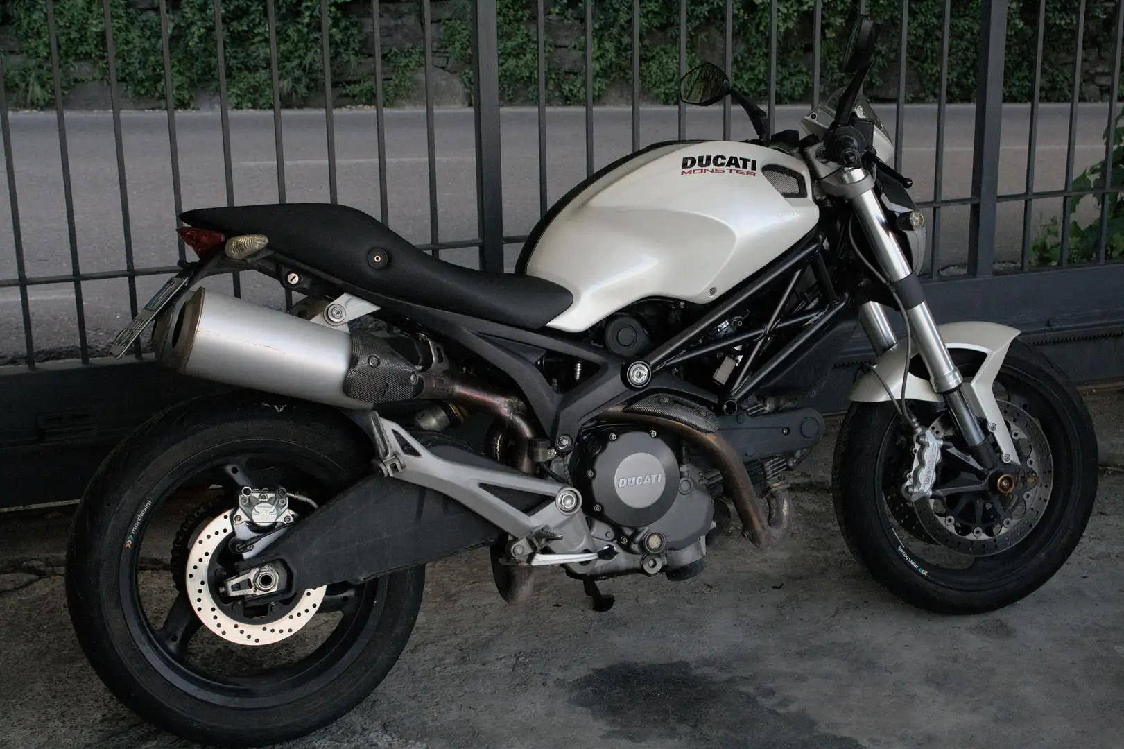 Ducati Monster 696 Blanco - 1