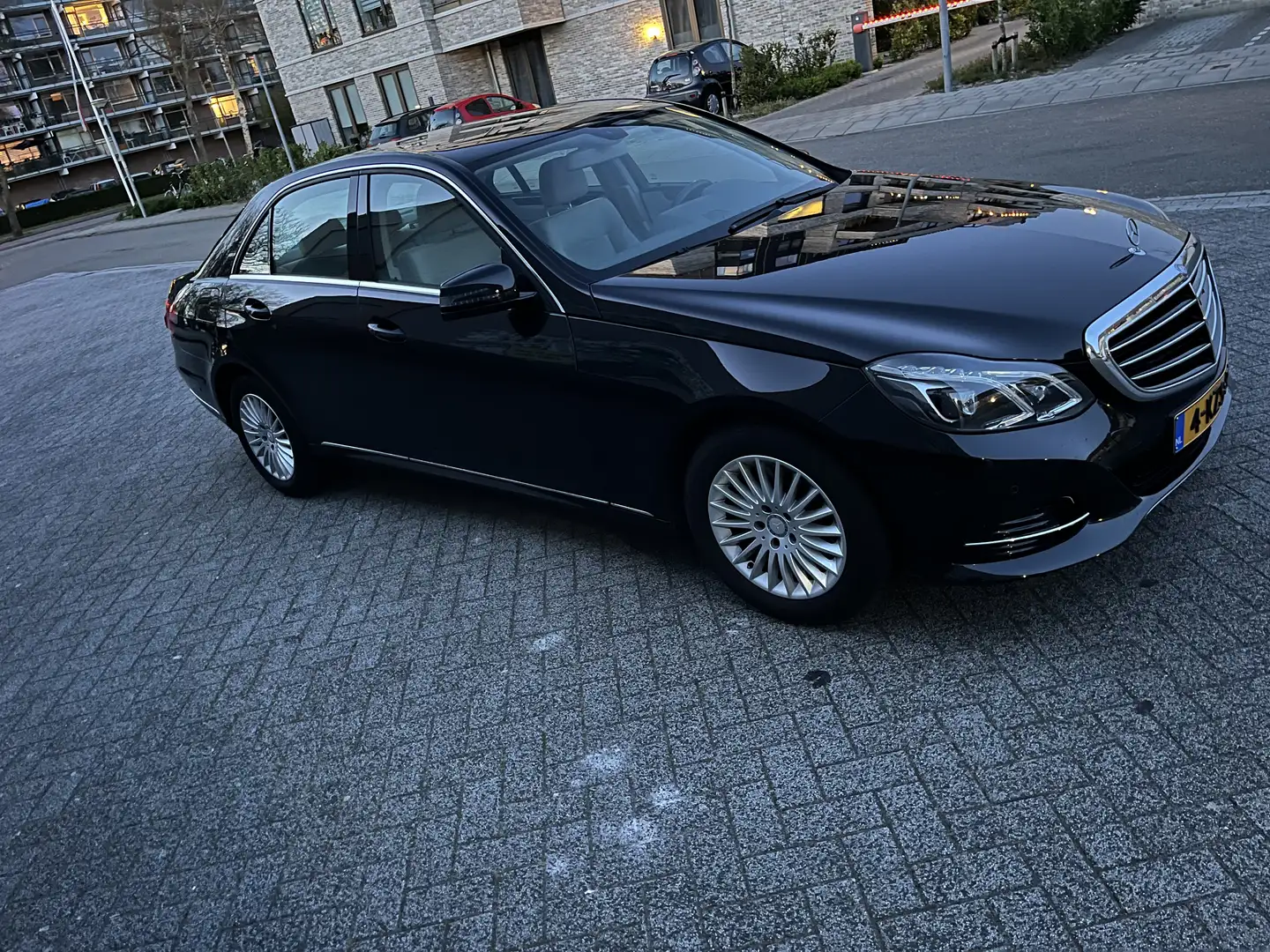Mercedes-Benz E 250 Amb. Elegance Zwart - 2
