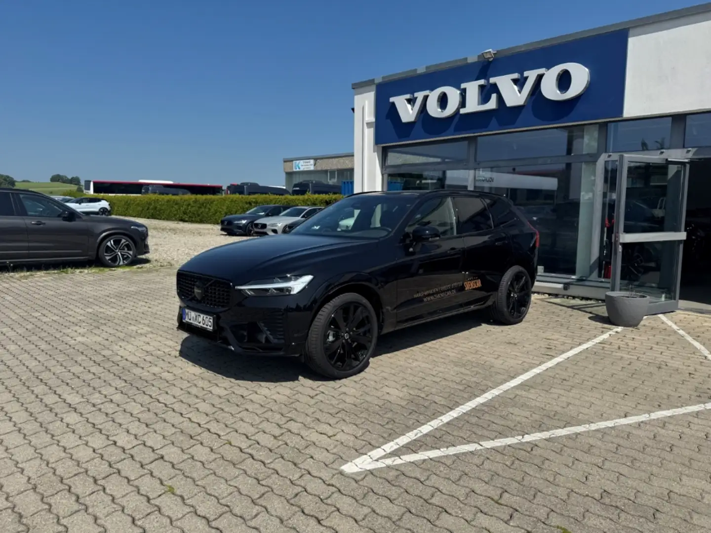 Volvo XC60 Plus Black Edition AWD B5 Benzin EU6d Leder Digita Schwarz - 1