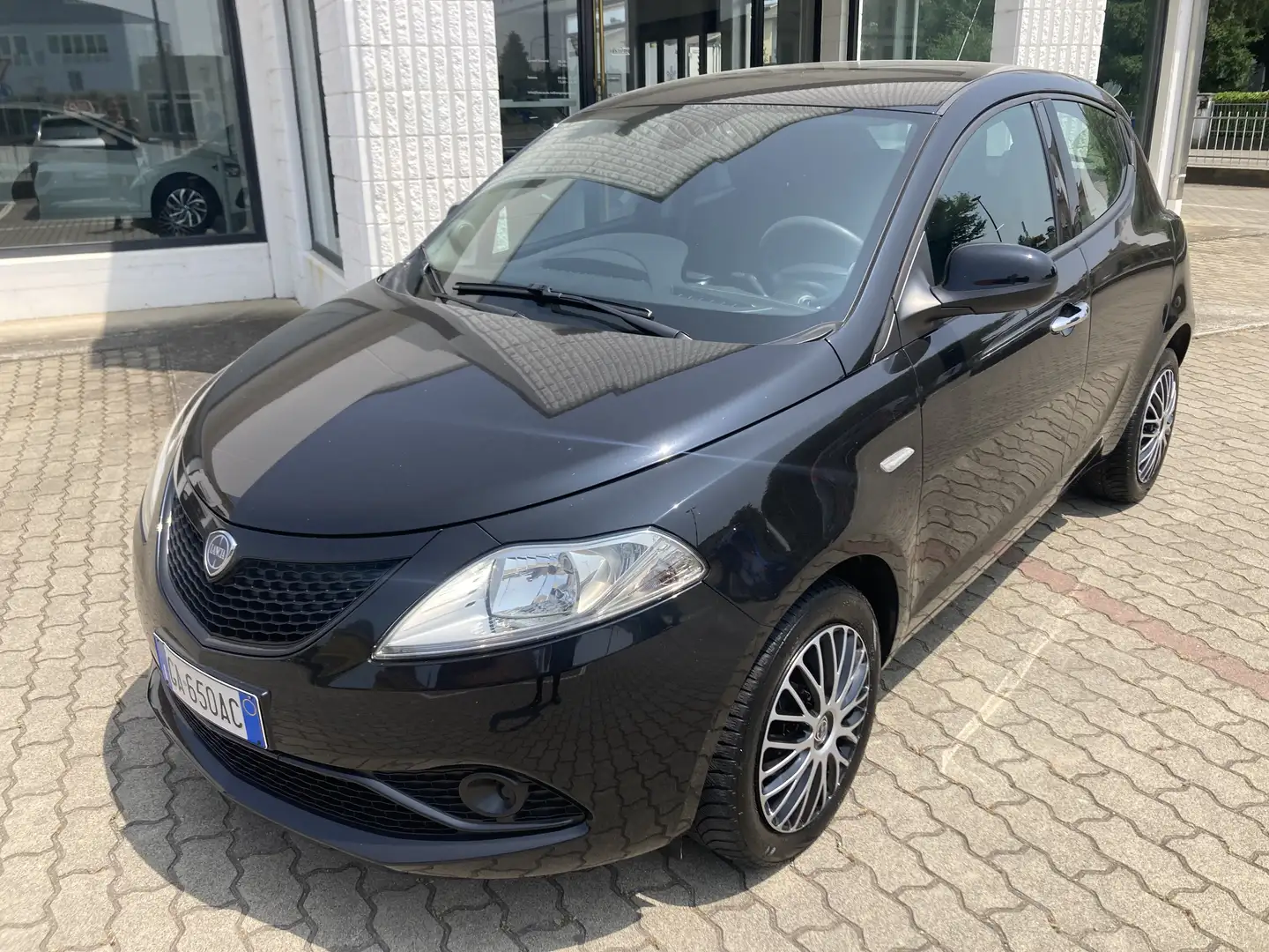Lancia Ypsilon 1.2  69 CV 5 porte S&S platinum Nero - 2