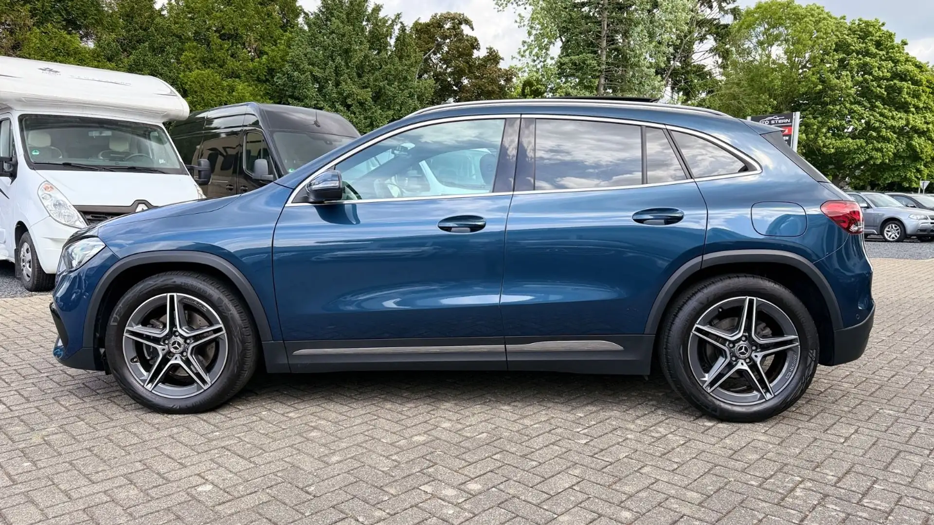 Mercedes-Benz GLA 200 d 4M AMG PANO RCAM MBUX WIDESCREEN AHK Bleu - 2