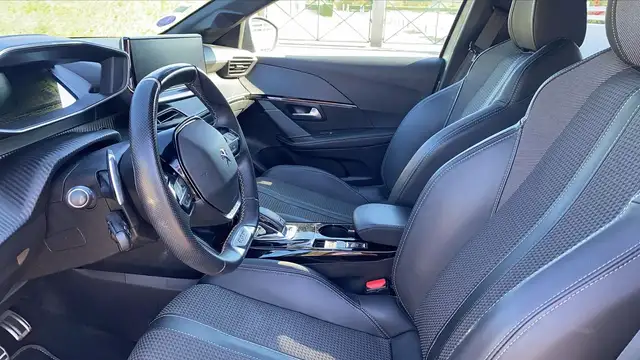 Peugeot 208 view 8