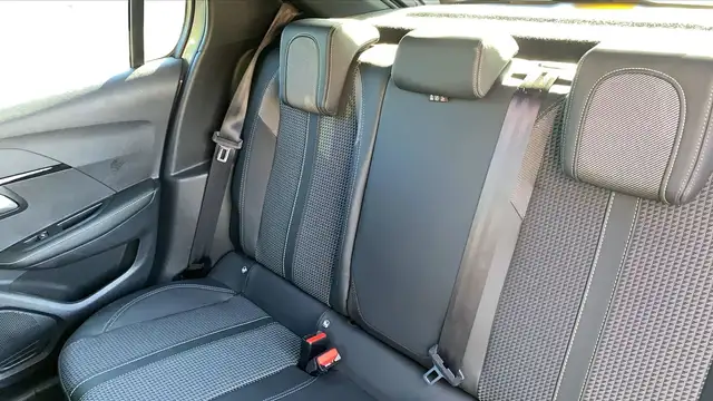Peugeot 208 view 9