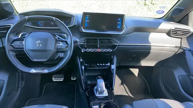 Peugeot 208 view 11