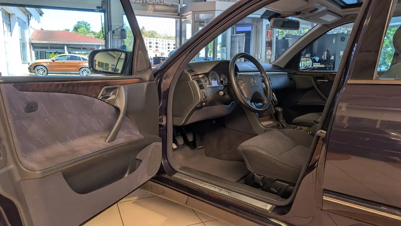 Mercedes-Benz E 280 AVANTGARDE Schiebedach Multikontursitze Xenon Anhängerkupplung Parktronic, foto 7