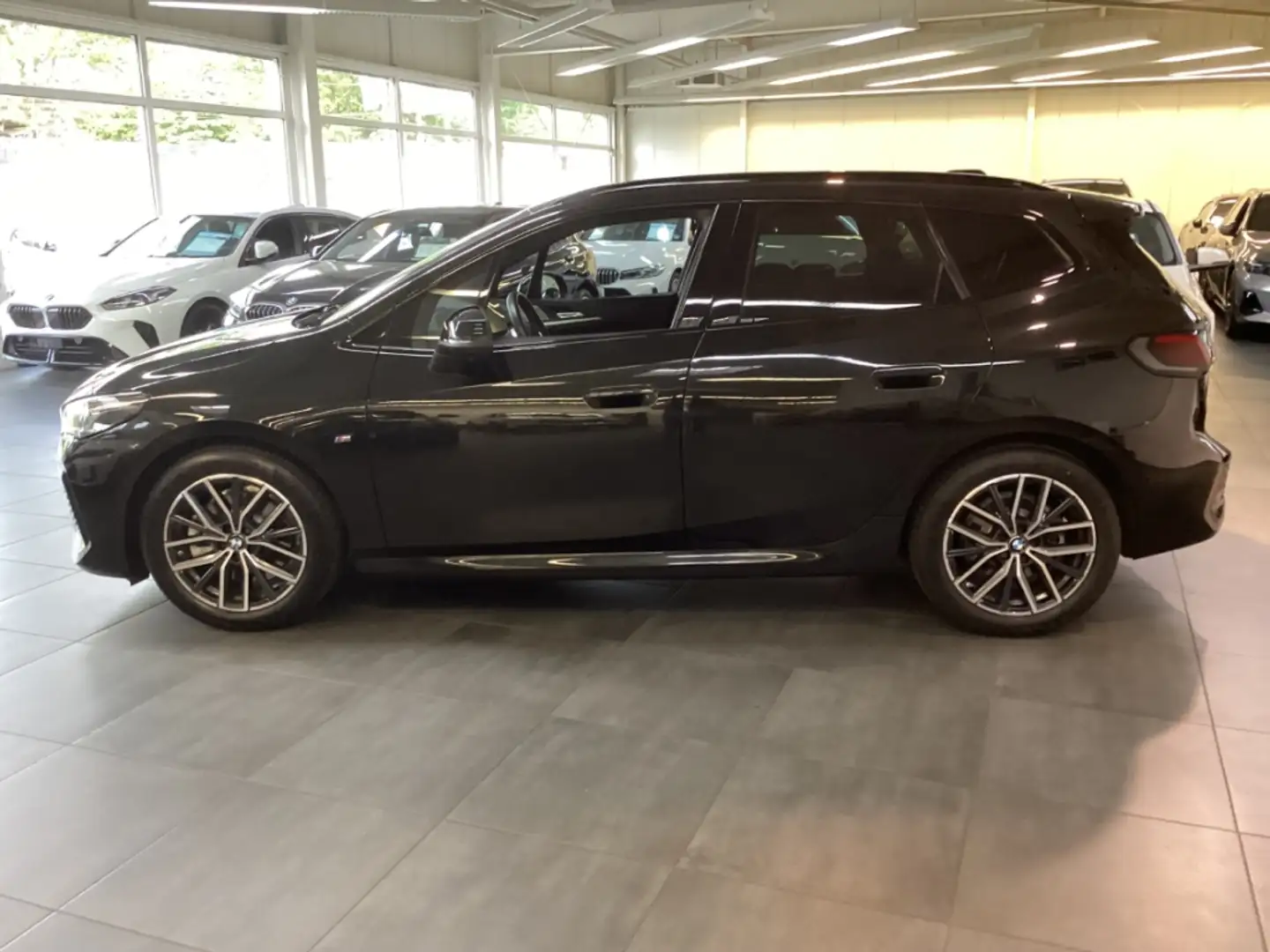 BMW 223 Active Tourer i M-Sport Sommer18'' Pano AdMFahrw D Zwart - 2