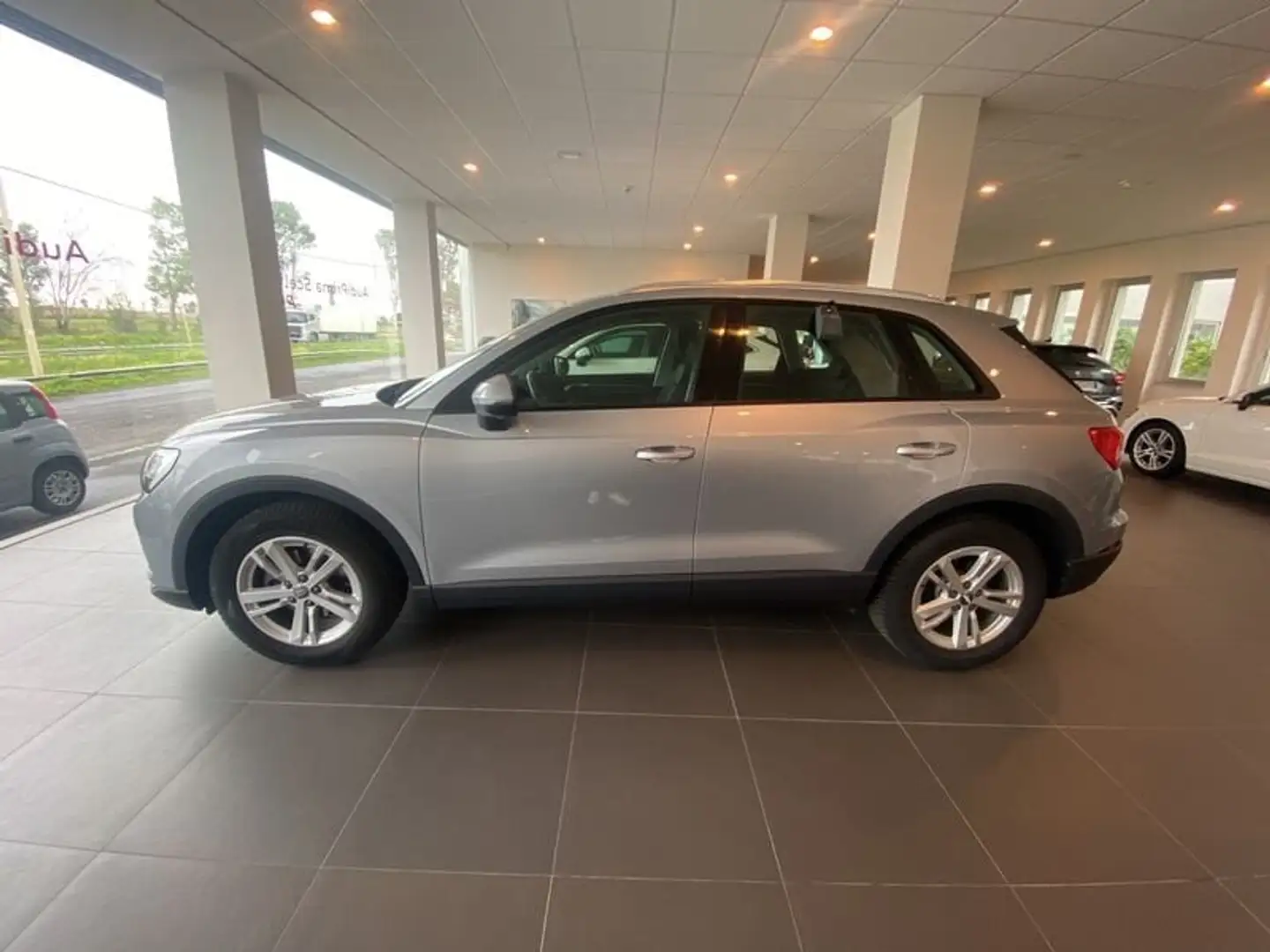 Audi Q3 TDI 2.0 4L110 A7 Zilver - 2