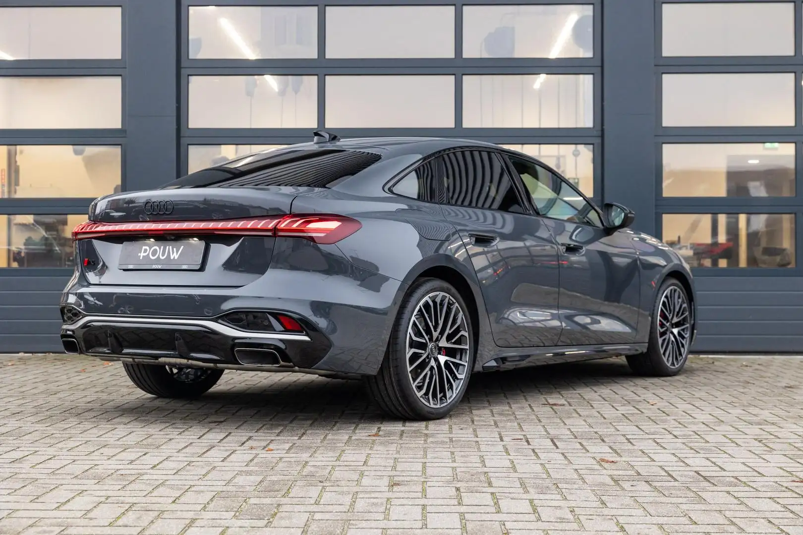 Audi A5 Limousine 35 TFSI 150pk Edition One | 20" Velgen | Grijs - 2