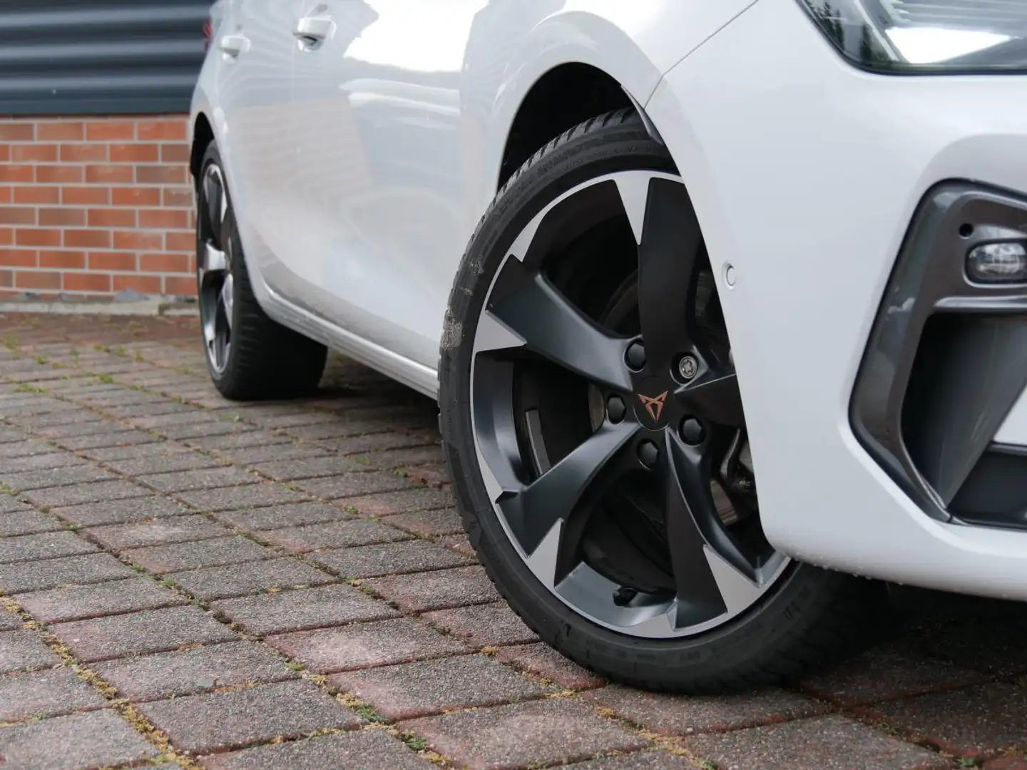 CUPRA Leon Sportstourer 1.5 eTSI 150 PS DSG ⚡Privatleasing⚡ Weiß - 2