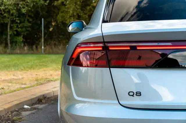 Audi Q8 view 10