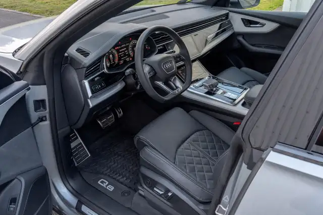 Audi Q8 view 12