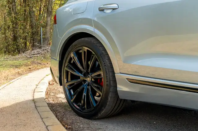 Audi Q8 view 7