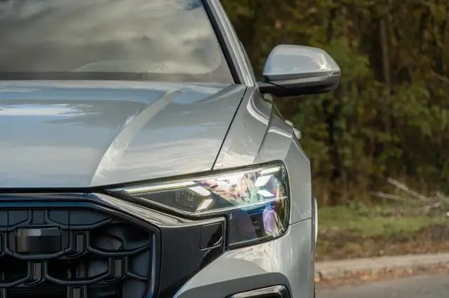Audi Q8 view 9