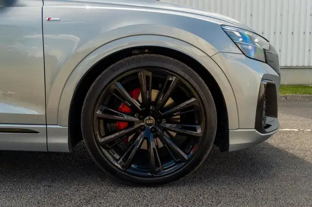Audi Q8 view 8