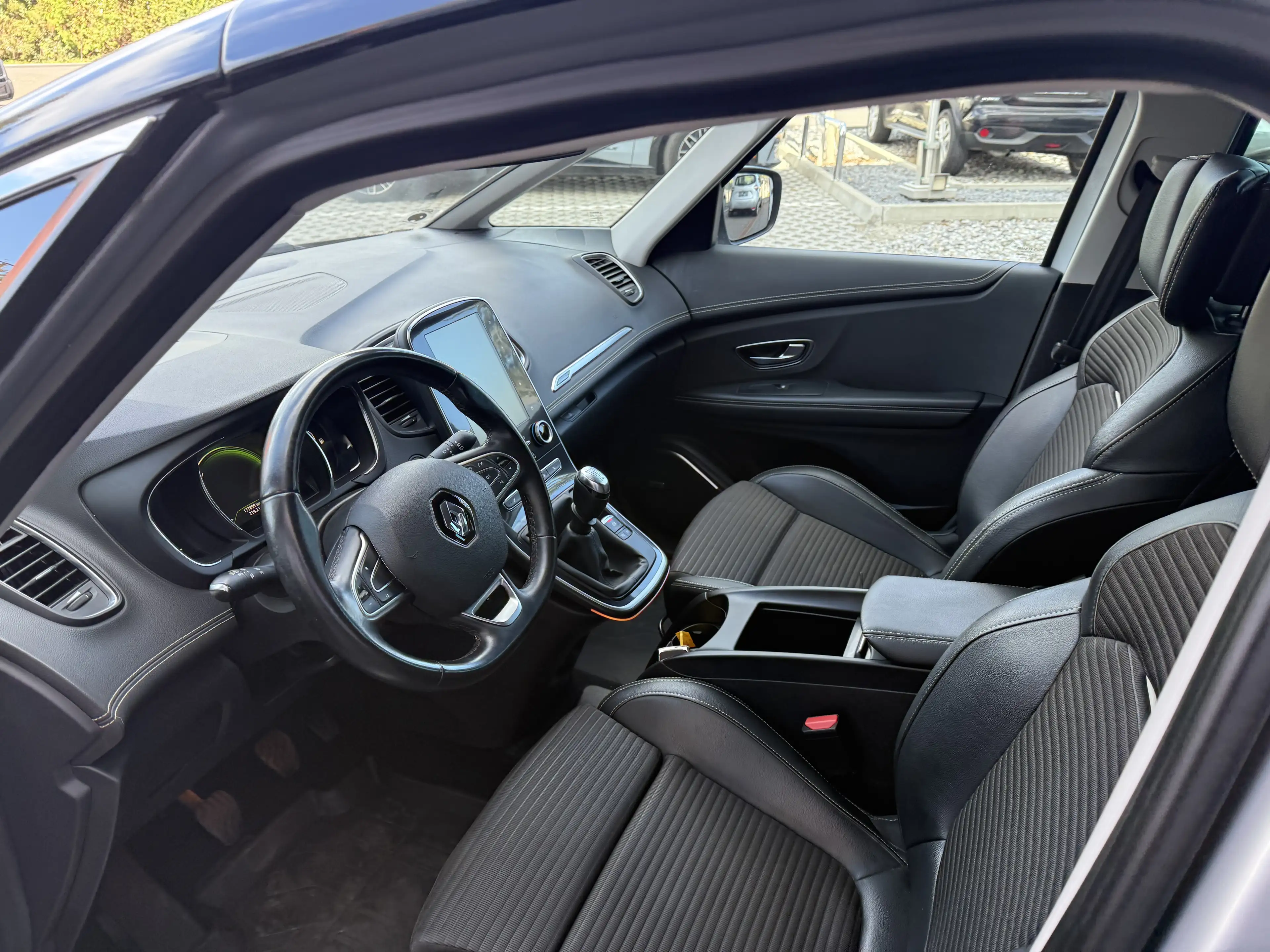 Renault Grand Scenic Grand Scenic TCe130 BOSE LED TEILLEDER — photo 9