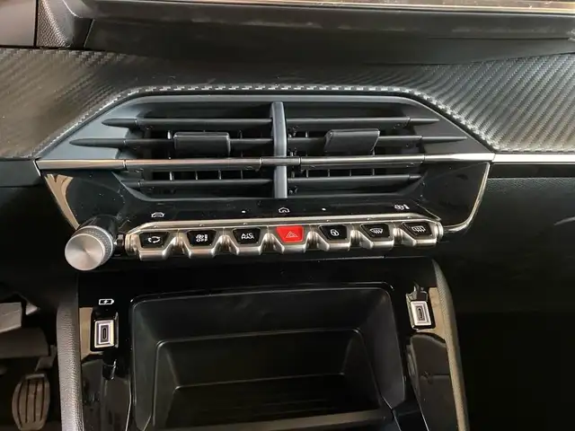 Peugeot 208 view 11