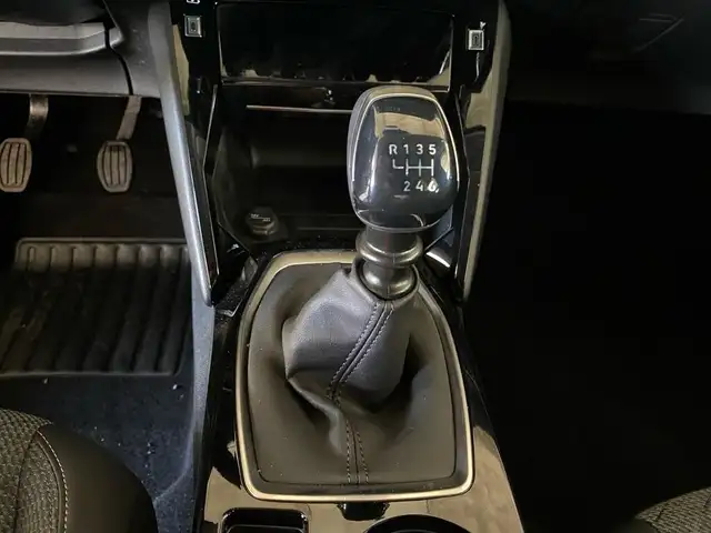 Peugeot 208 view 12