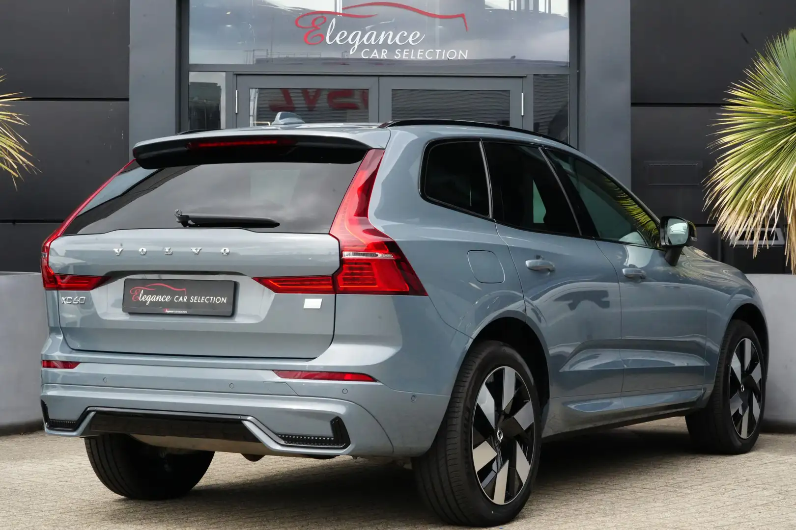 Volvo XC60 2.0 T8 Plug-in hybrid AWD Plus Dark 455pk Panorama Grijs - 2