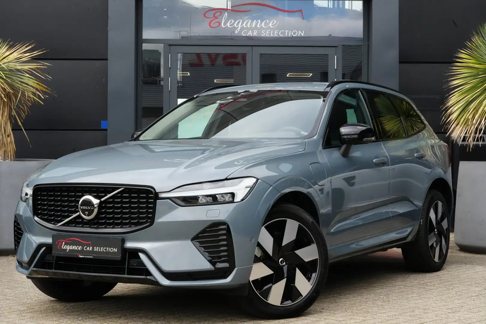 Volvo XC60 2.0 T8 Plug-in hybrid AWD Plus Dark 455pk Panorama Grijs - 1