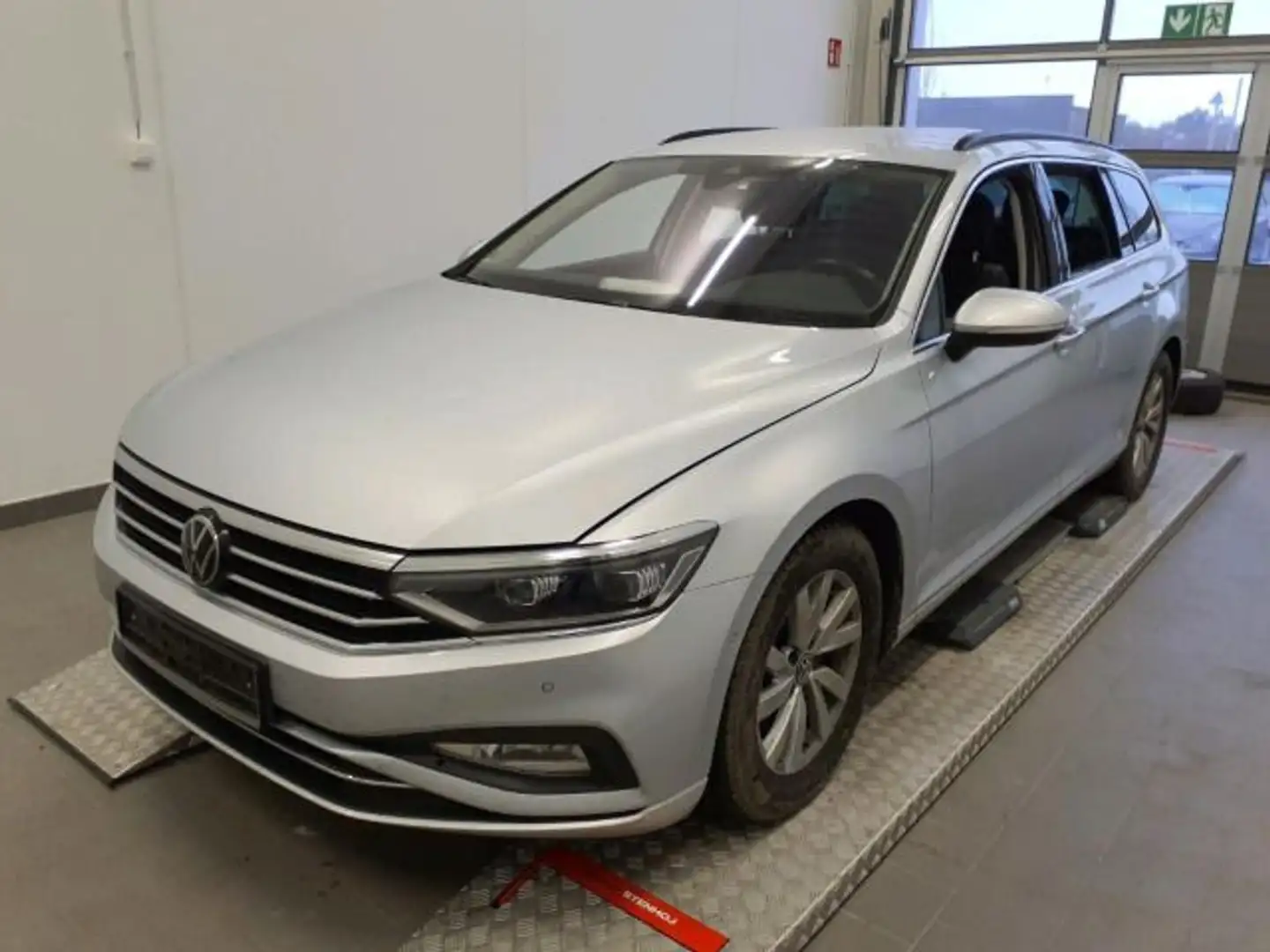 Volkswagen Passat Variant 2.0 TDI DSG Business R-Line *Navi Silber - 2