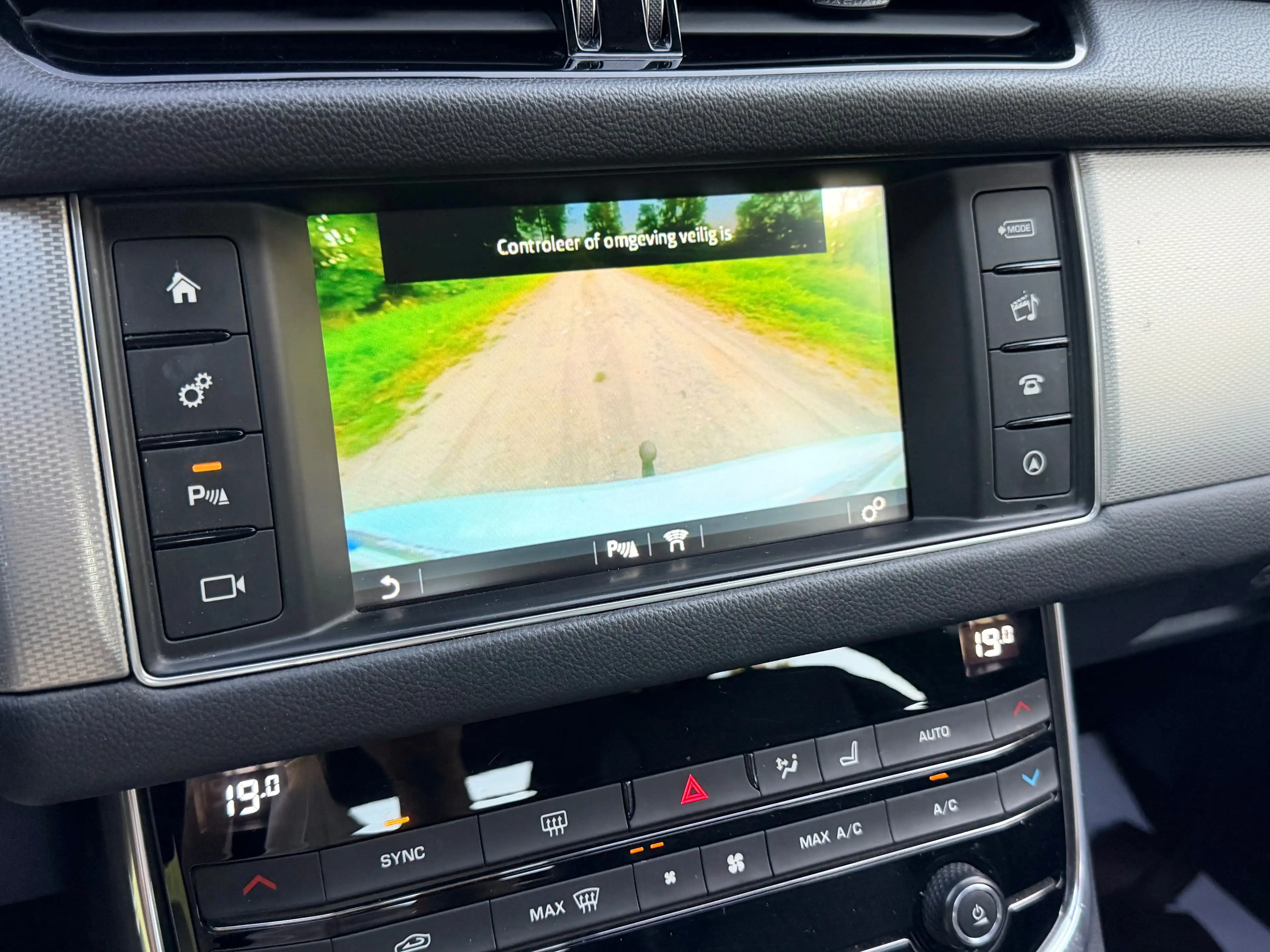 Jaguar XF XF 2.0 D E-Performance Prestige — photo 12