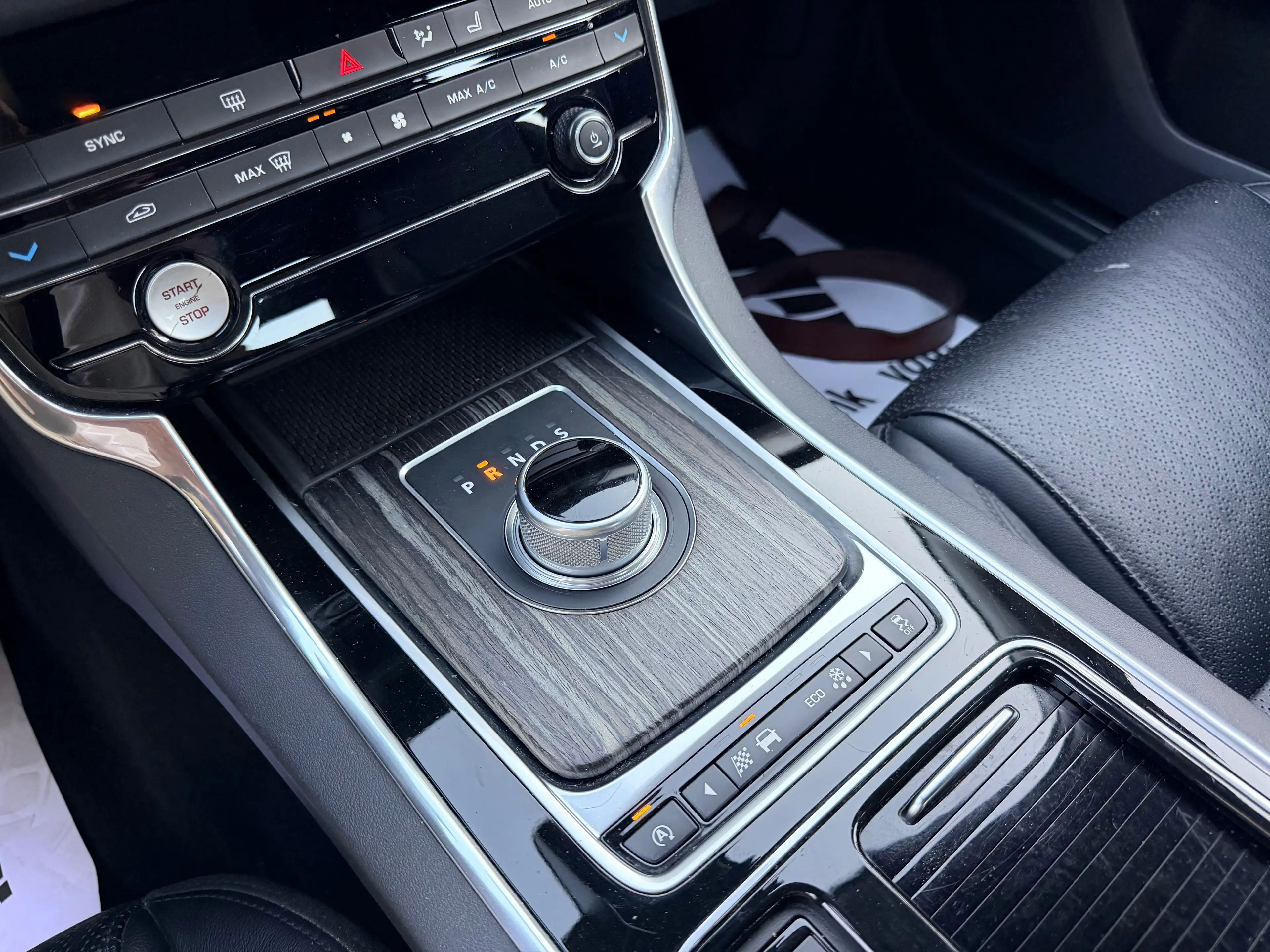 Jaguar XF XF 2.0 D E-Performance Prestige — photo 13