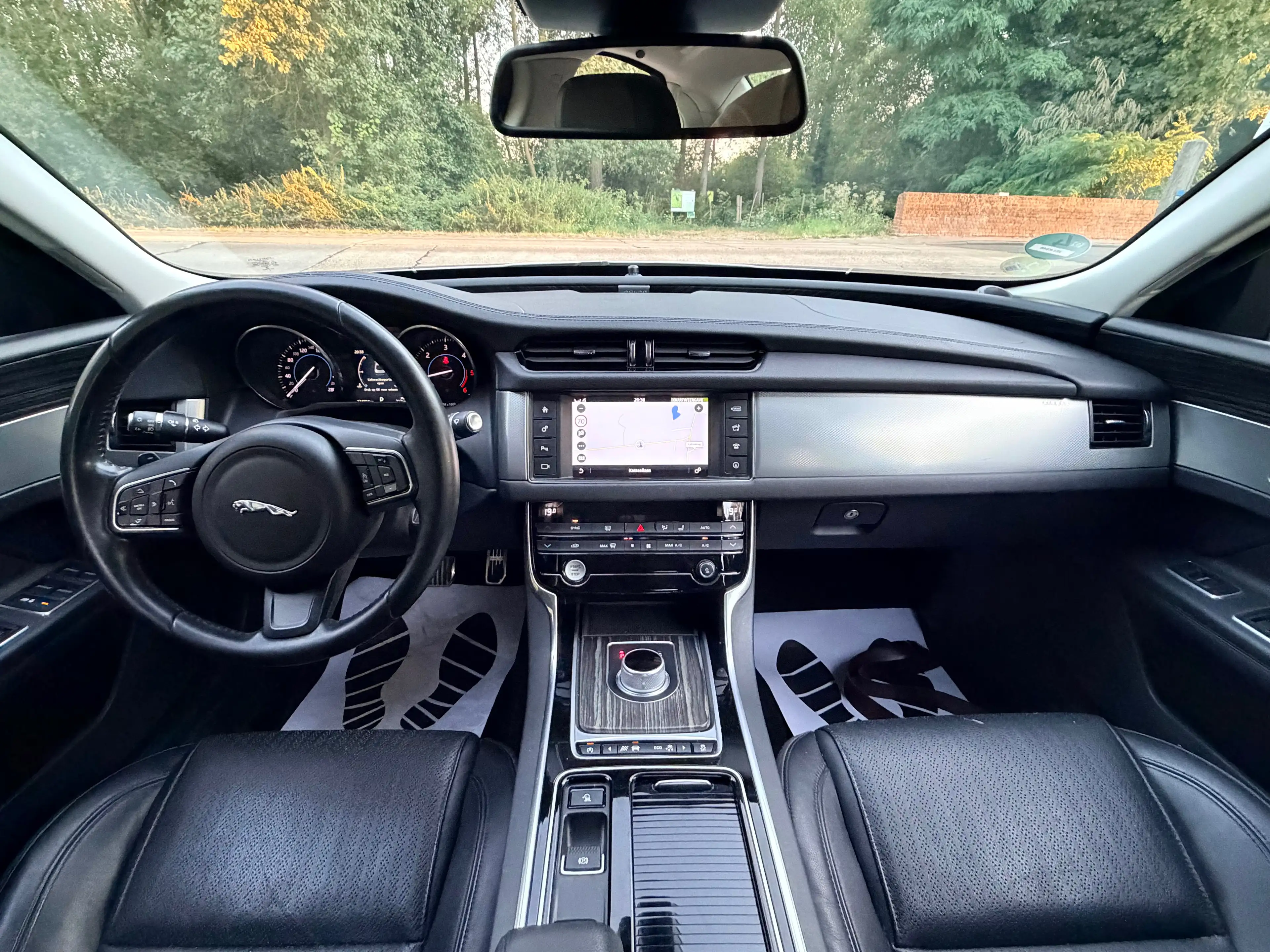 Jaguar XF XF 2.0 D E-Performance Prestige — photo 15