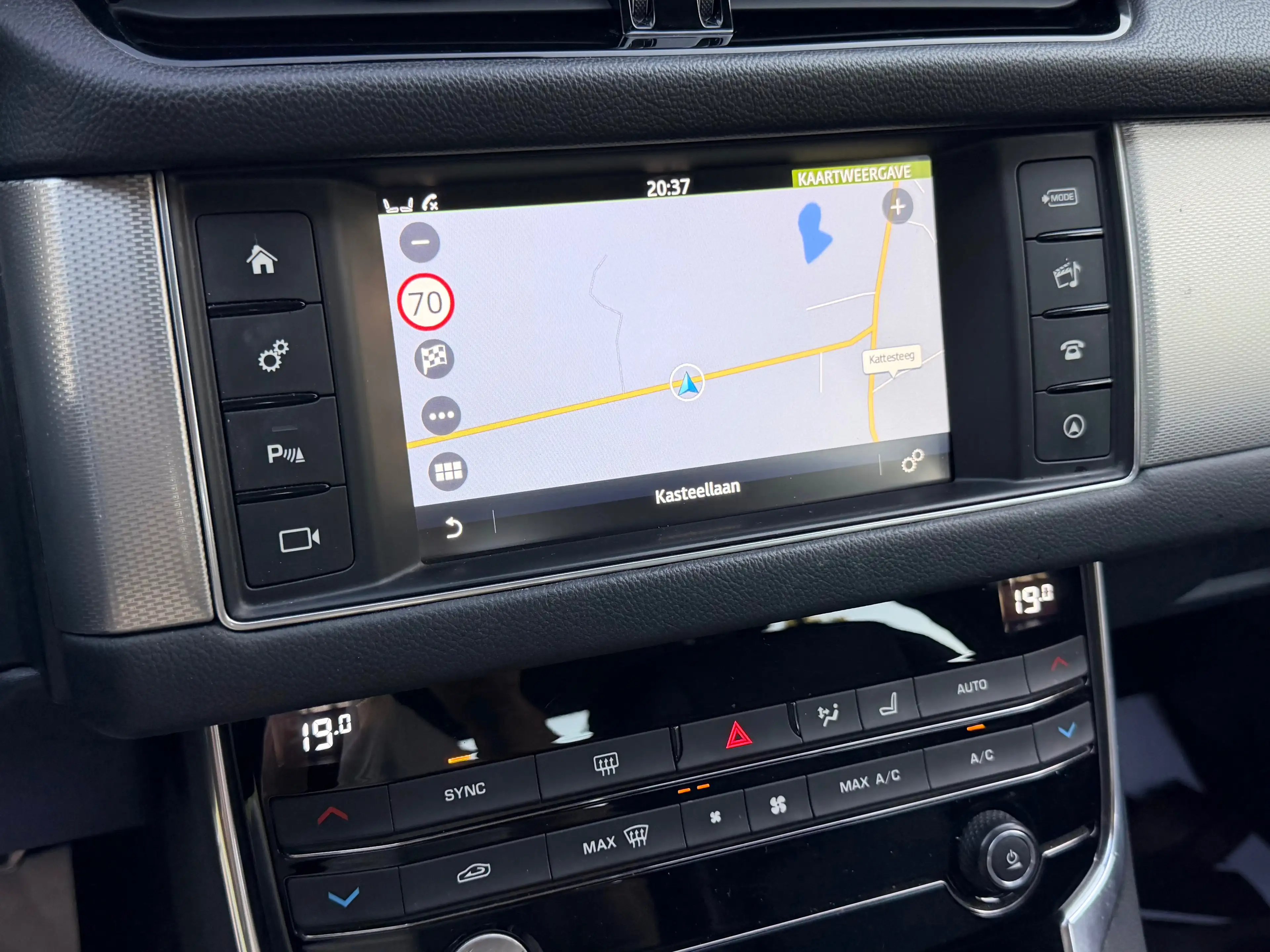 Jaguar XF XF 2.0 D E-Performance Prestige — photo 11