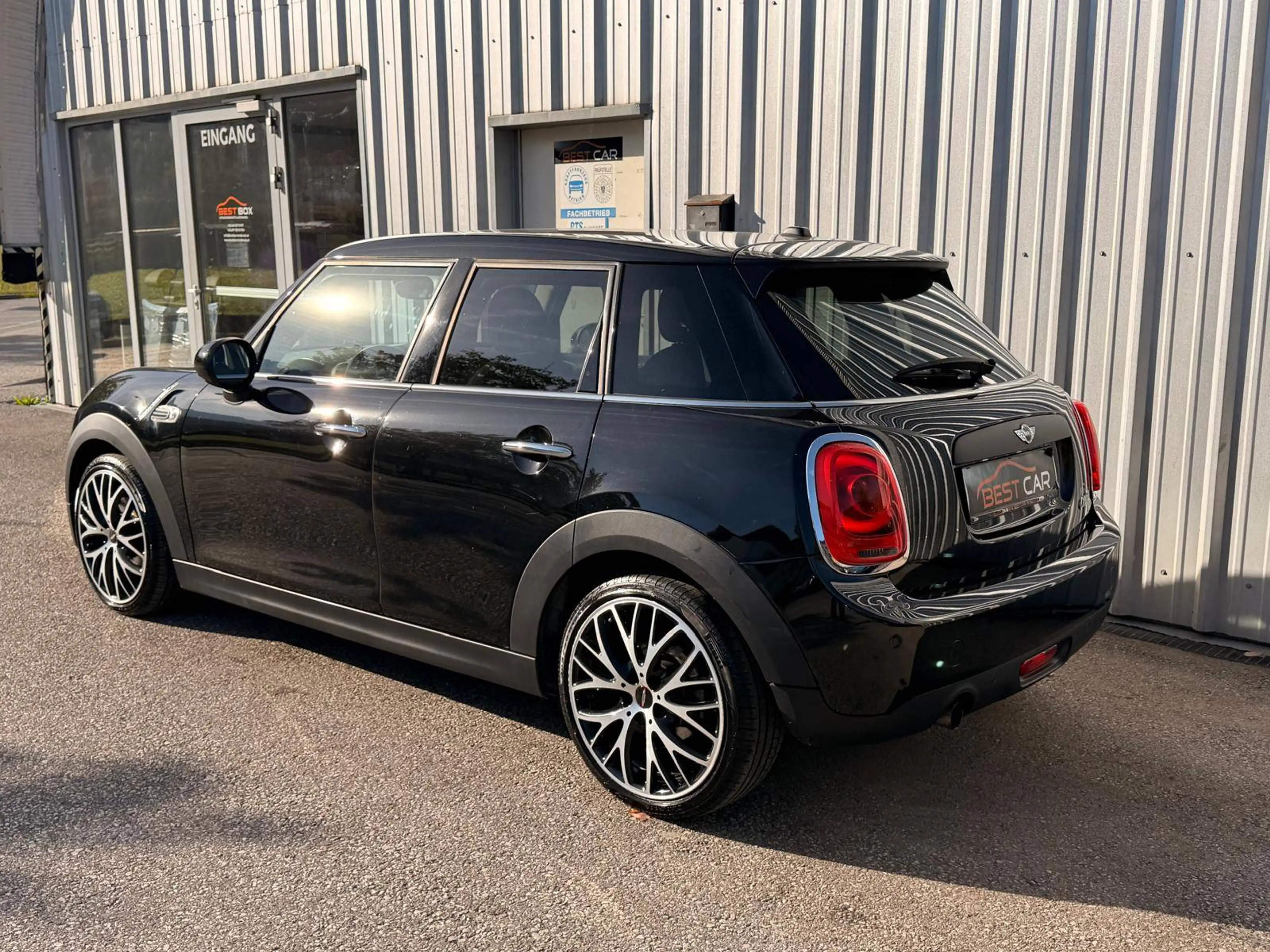 MINI One One — photo 3