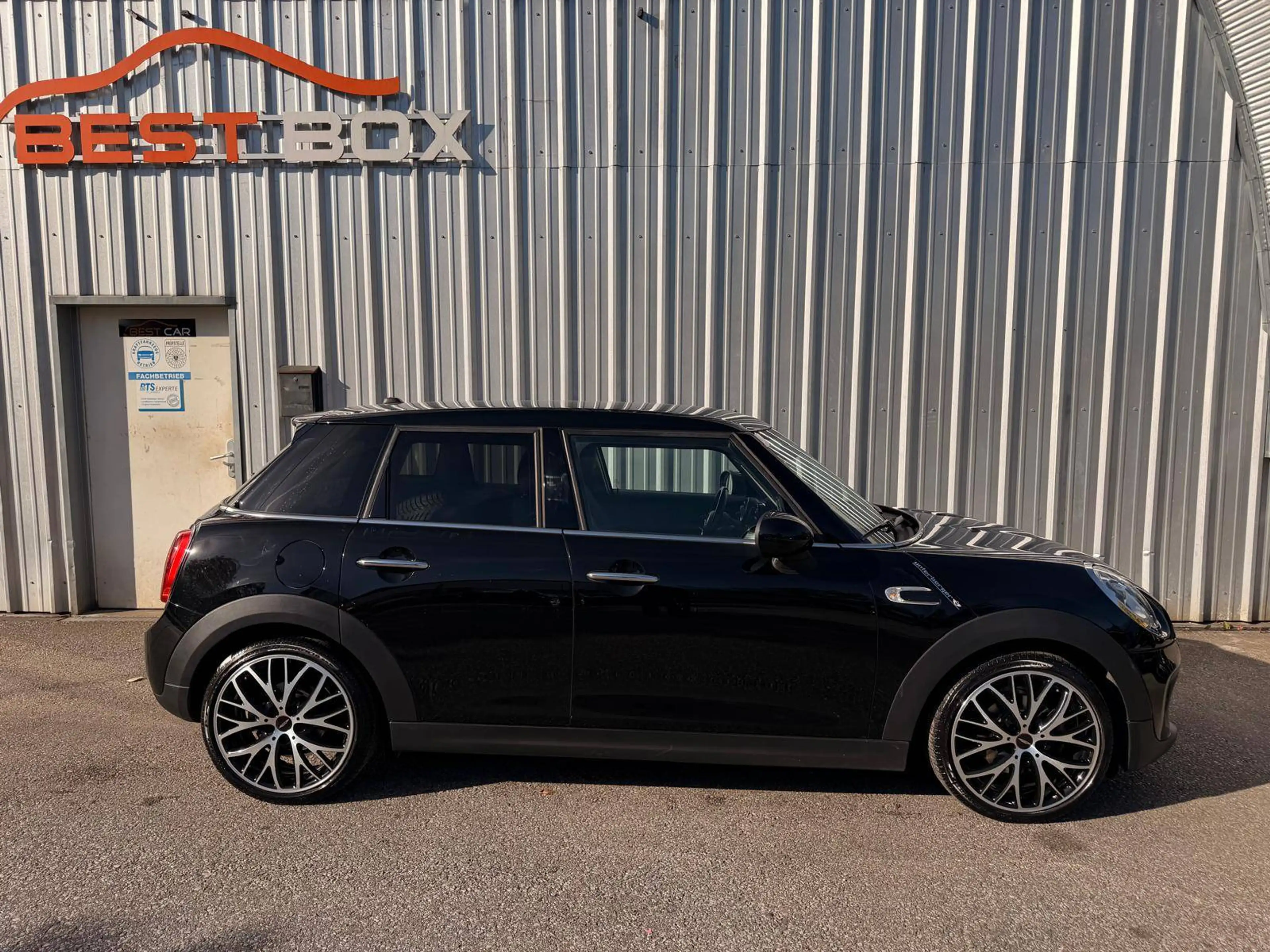 MINI One One — photo 6