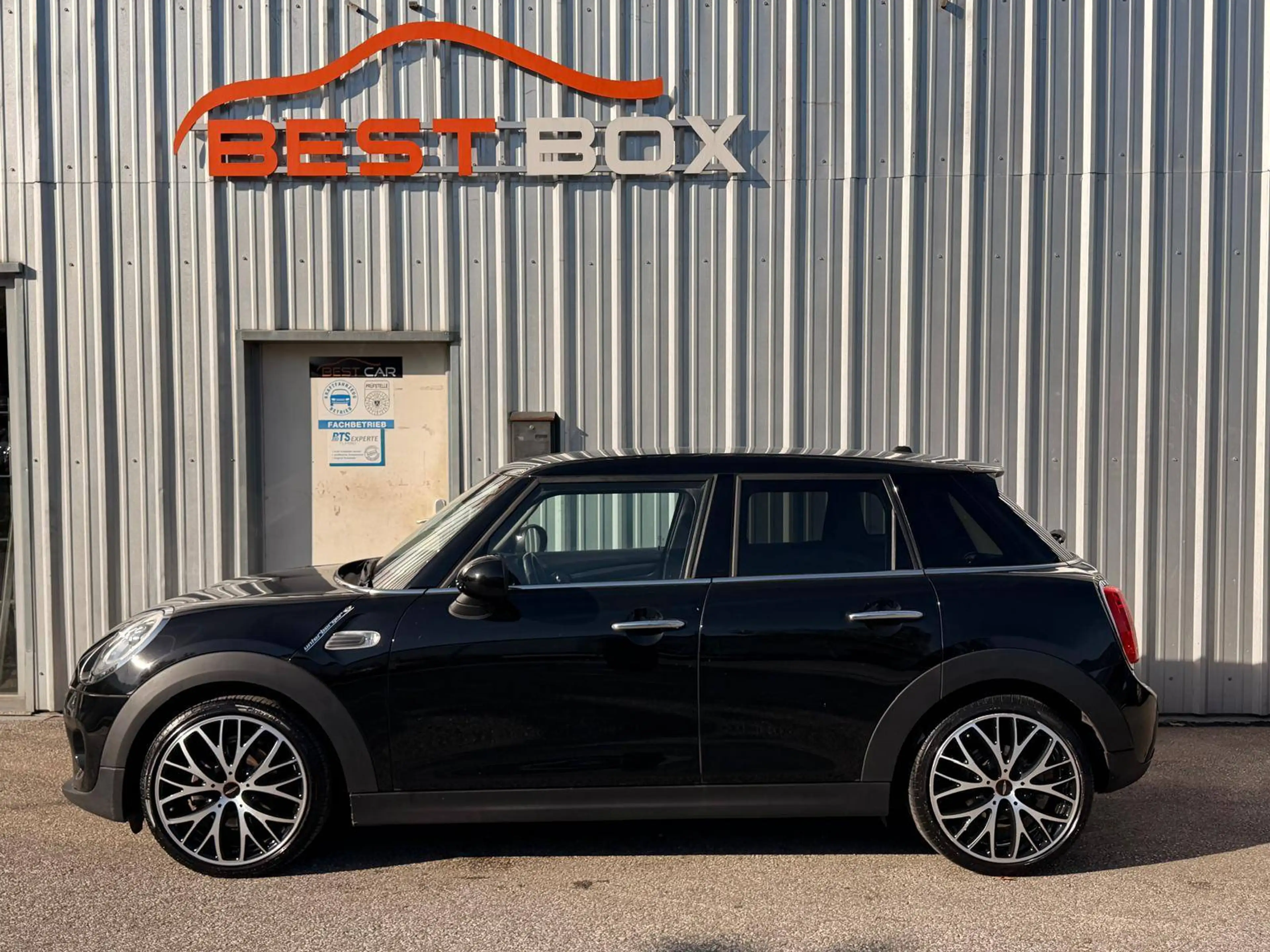MINI One One — photo 2