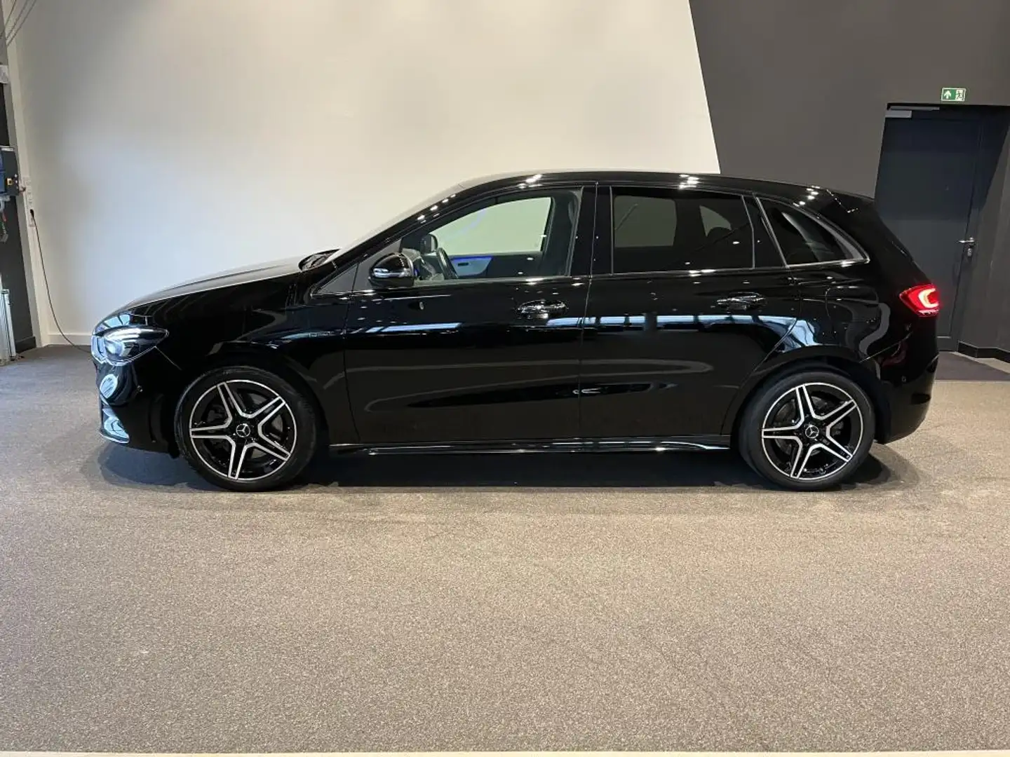 Mercedes-Benz B 250 e +MBUX+AMG+Night+Ambiente+NAVI+SHZ+AUT Černá - 2