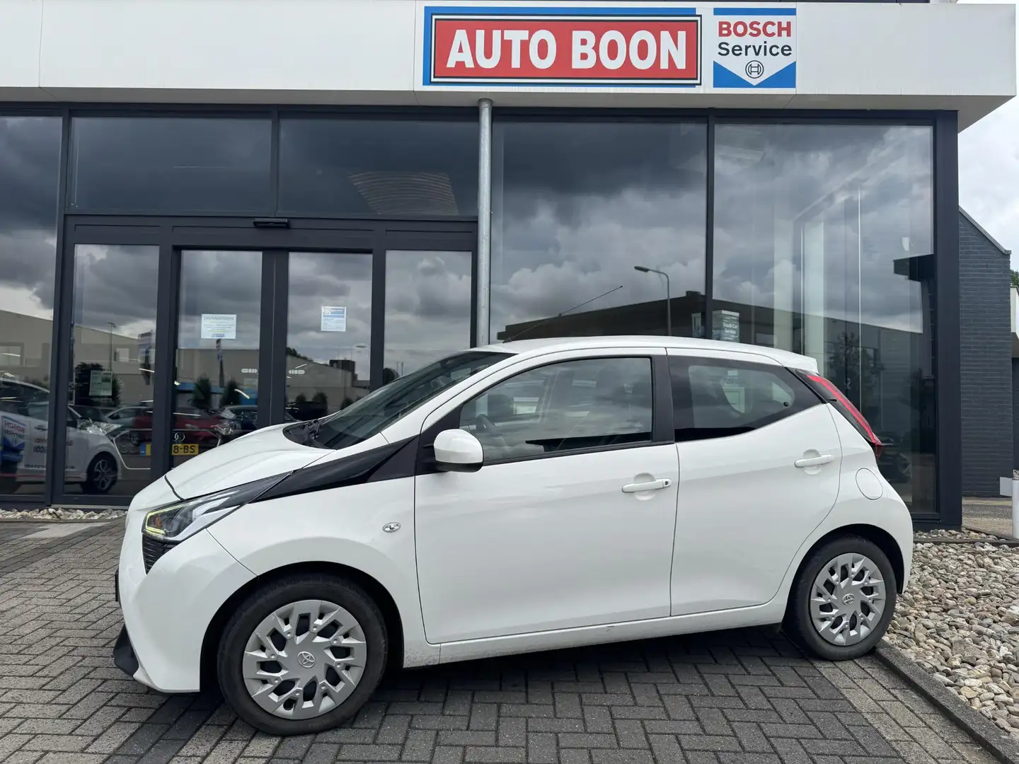 Toyota Aygo 1.0VVT-i X-PLAY : APPCARPL./P-CAM/LED/S&S/ MEDIA/B Wit - 1