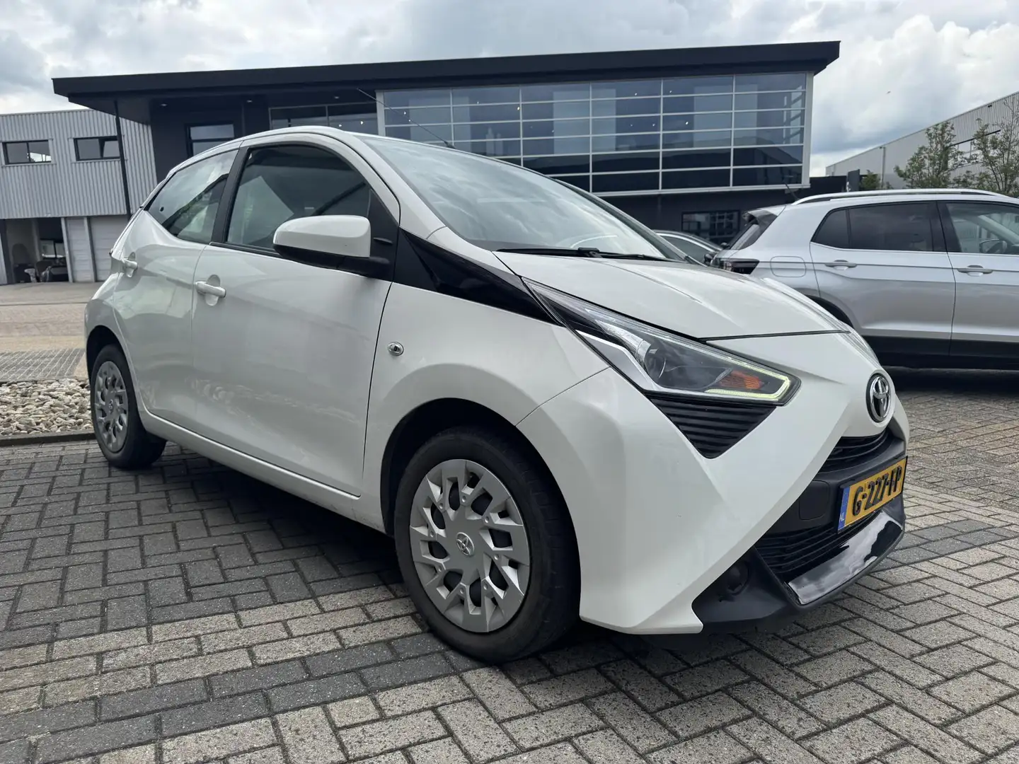 Toyota Aygo 1.0VVT-i X-PLAY : APPCARPL./P-CAM/LED/S&S/ MEDIA/B Wit - 2