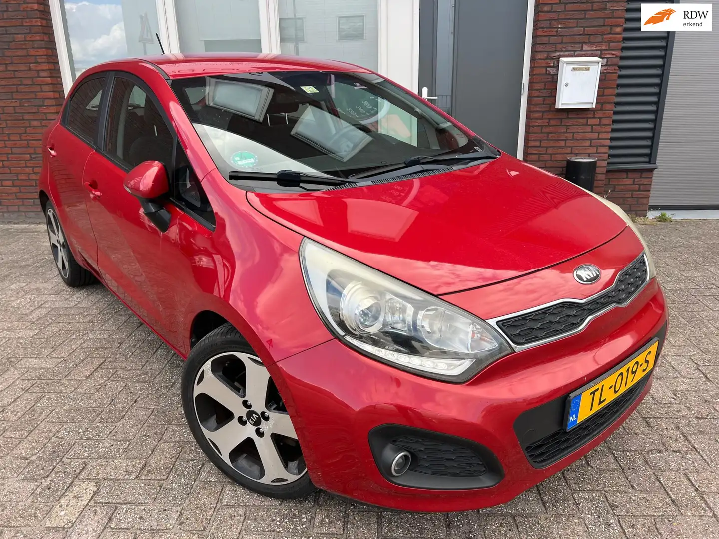 Kia Rio 1.2 CVVT Super Pack / PDC / 5DRS / Clima / AUX / L Rojo - 1