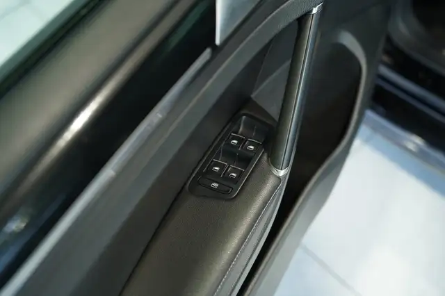 Volkswagen Golf view 23