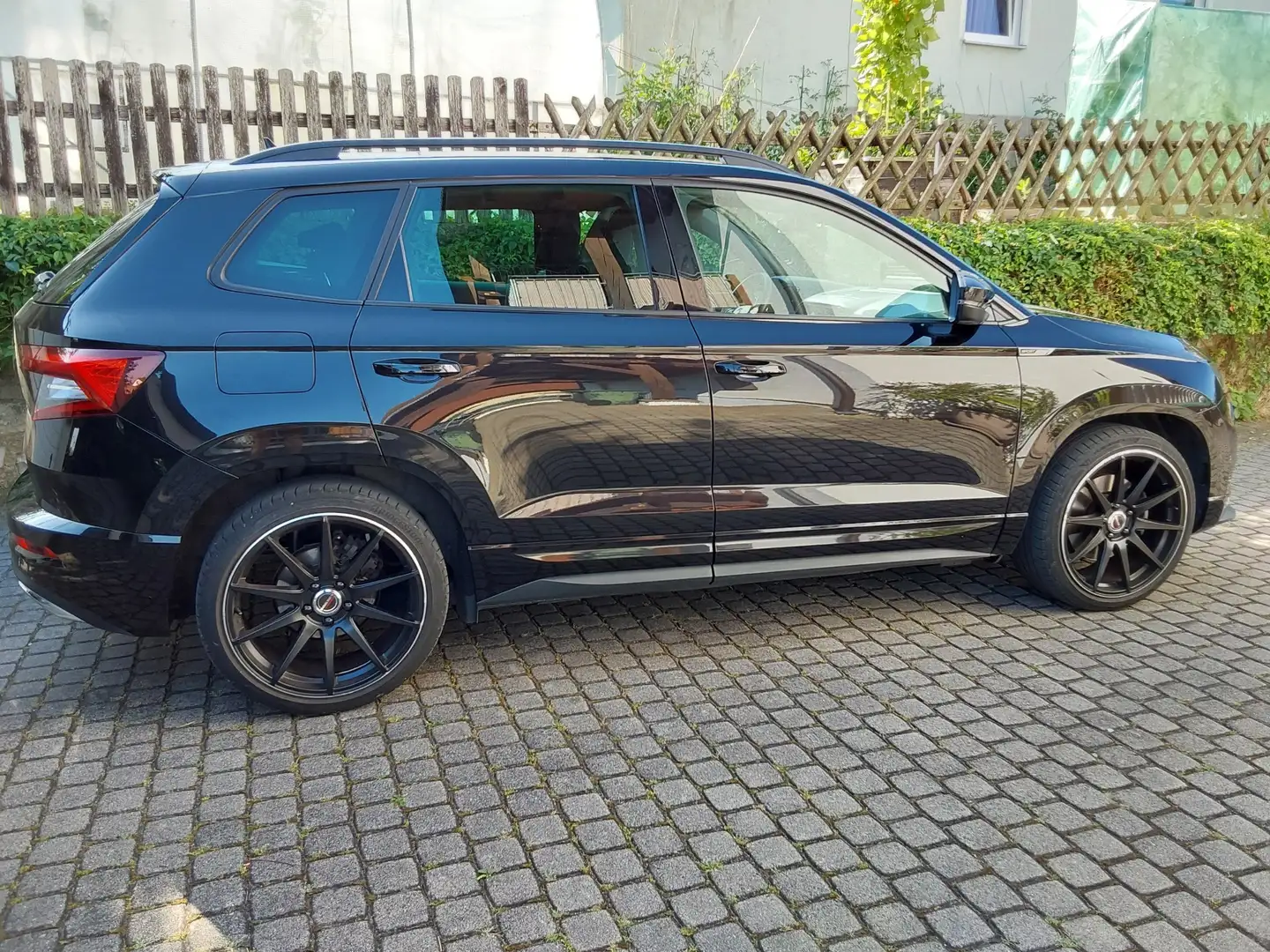Skoda Karoq Sportline Schwarz - 2