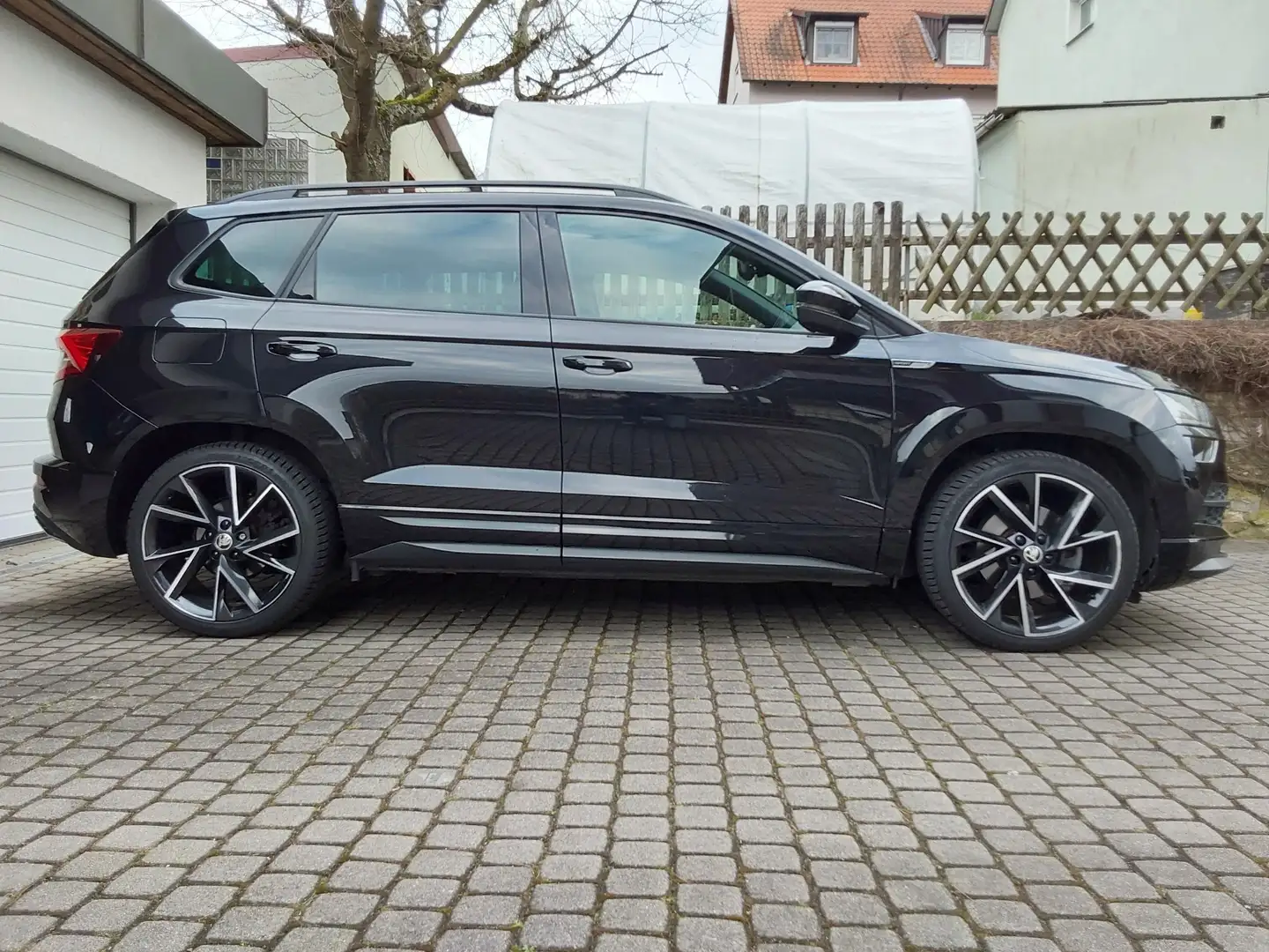 Skoda Karoq Sportline Schwarz - 1