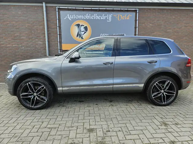 Volkswagen Touareg view 4