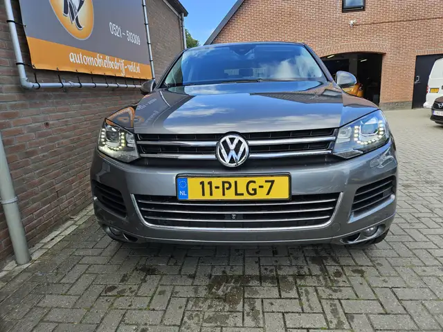 Volkswagen Touareg view 2
