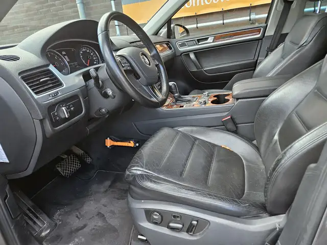 Volkswagen Touareg view 7