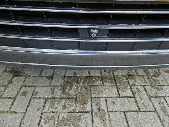Volkswagen Touareg view 3