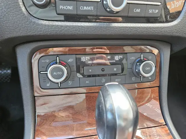 Volkswagen Touareg view 20