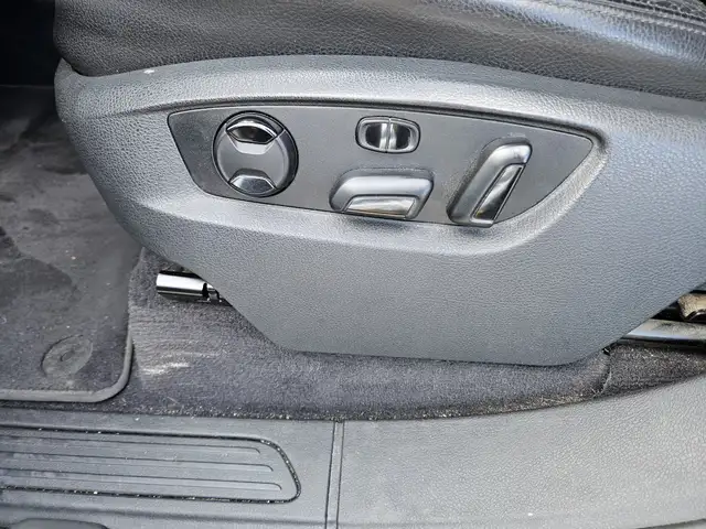 Volkswagen Touareg view 8