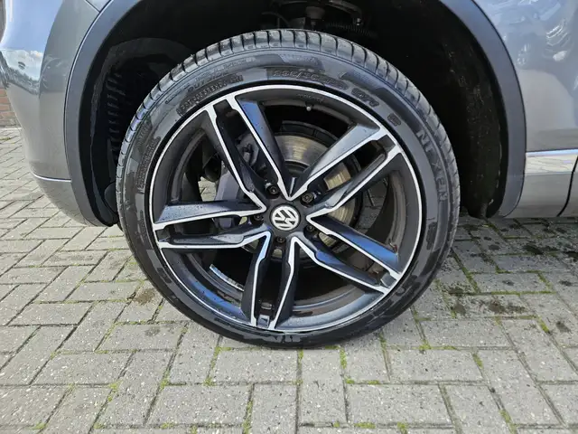 Volkswagen Touareg view 5