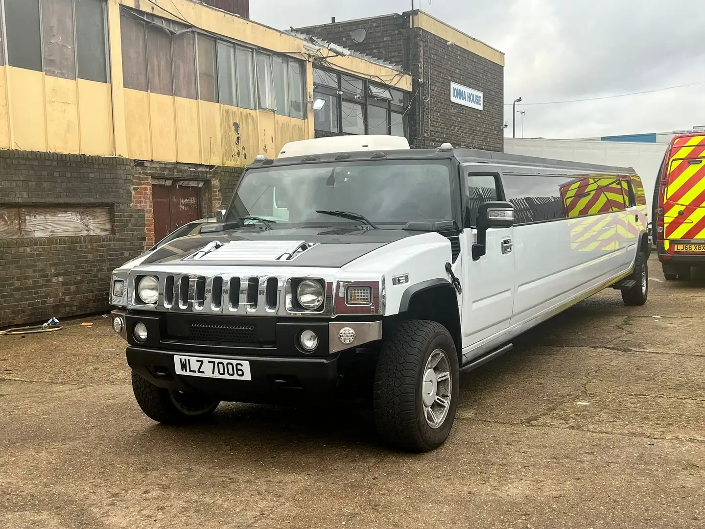 HUMMER H2 LIMOUSINE Negro - 2