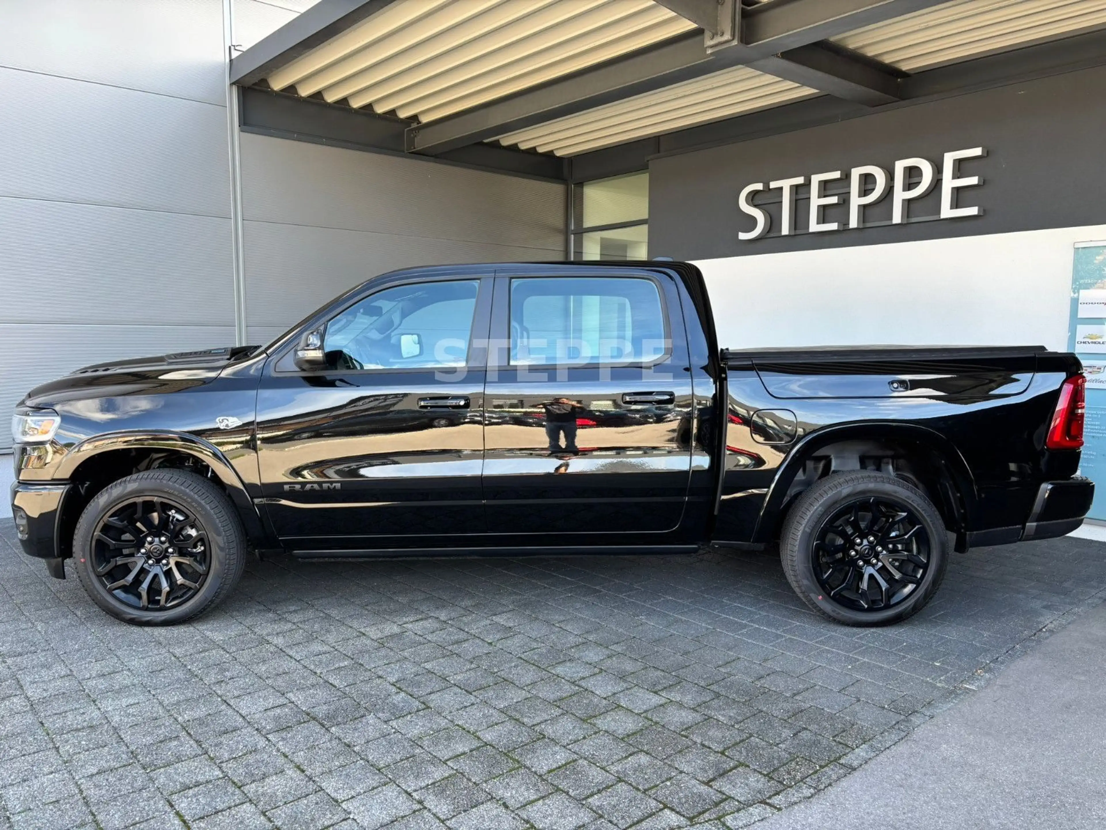 Dodge RAM 2026 RAM 1500 Limited Night 5,7LV8 Rambox MFT — photo 3