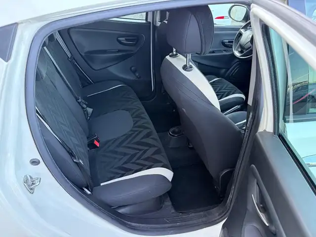 Lancia Ypsilon view 9