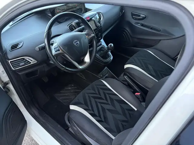 Lancia Ypsilon view 12