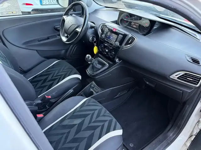 Lancia Ypsilon view 13